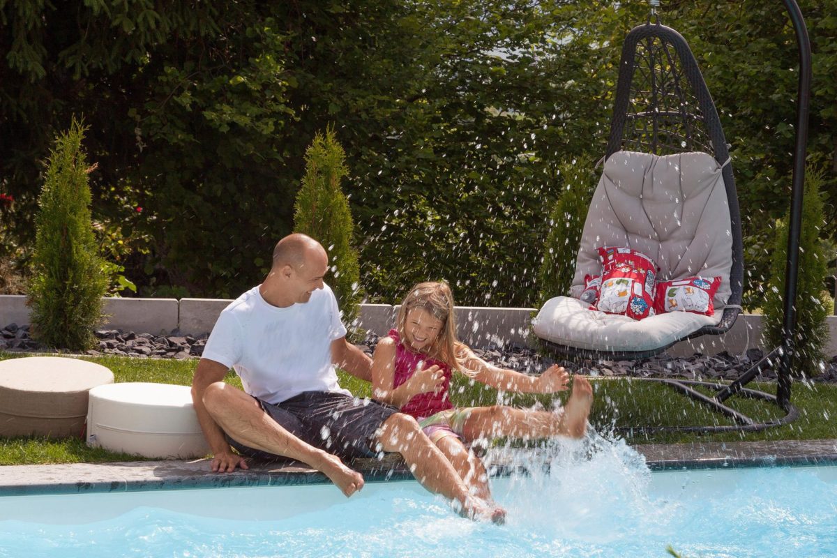 Haus Buser - Ein Mann in einem Wasserbecken - Schwimmbad