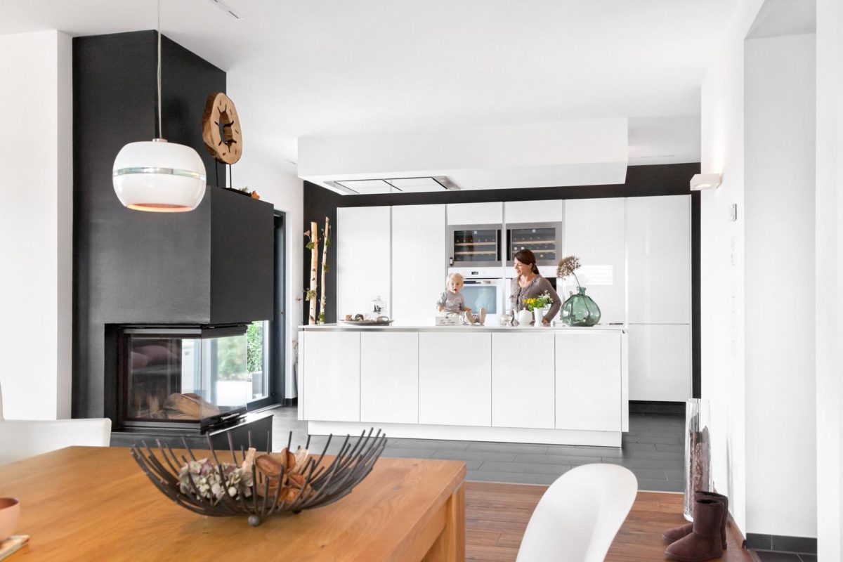 Haus Groh - Ein Wohnzimmer mit Möbeln und einem Kamin - Bauhaus
