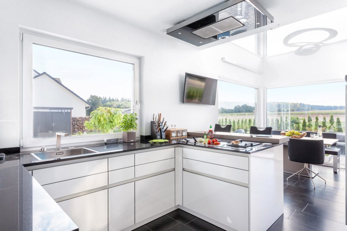 Haus Triebner - Eine küche mit waschbecken und fenster - Fertighaus