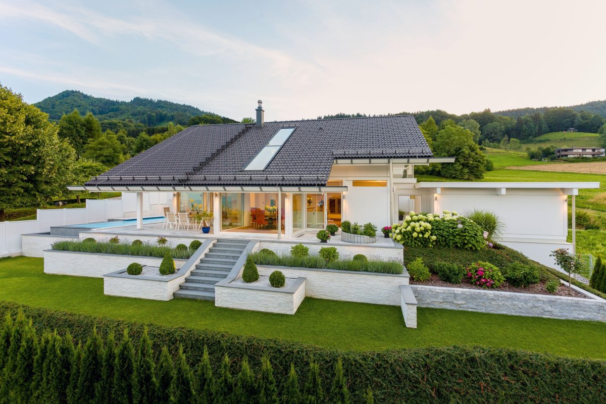 HUF HAUS Art 3 - Eine große Wiese vor einem Haus - Haus