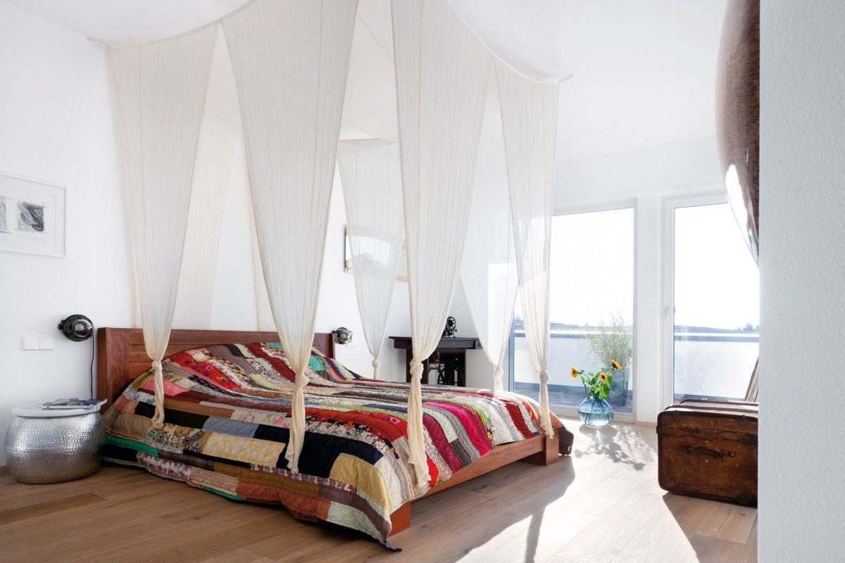 Plan E 10-225.1 - Ein Schlafzimmer mit einem Bett in einem Raum - Baldachin