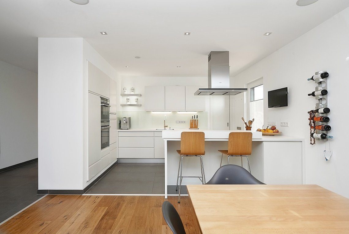 Kundenhaus Frankfurt - Eine Küche mit Holzboden - Interior Design Services