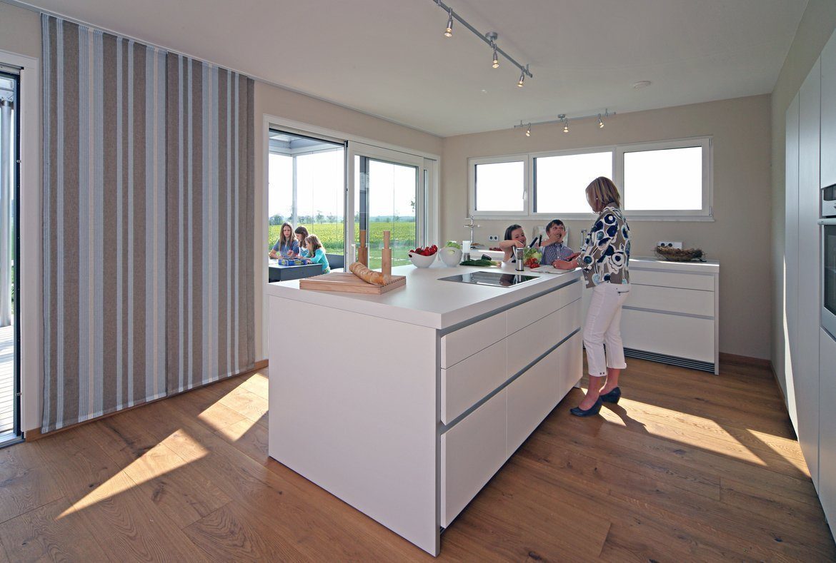 Brettheim - Ein großer weißer Kühlschrank in einem Raum - Interior Design Services