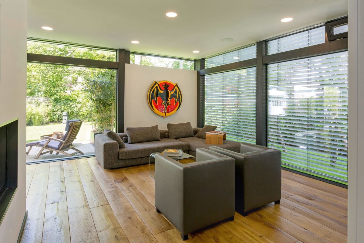 HUF Haus Modum 6 - Blick auf ein Wohnzimmer mit Kamin und großem Fenster - Haus