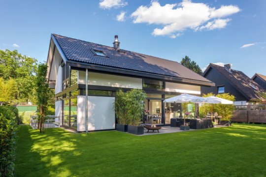 HUF Haus Modum 6 - Eine große Wiese vor einem Haus - Haus