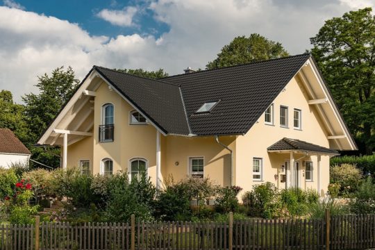 Kundenhaus Turin - Ein Haus mit Bäumen im Hintergrund - Haus