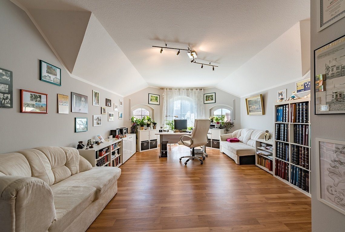 Kundenhaus Turin - Ein Wohnzimmer voller Möbel auf einem harten Holzboden - Die Architektur