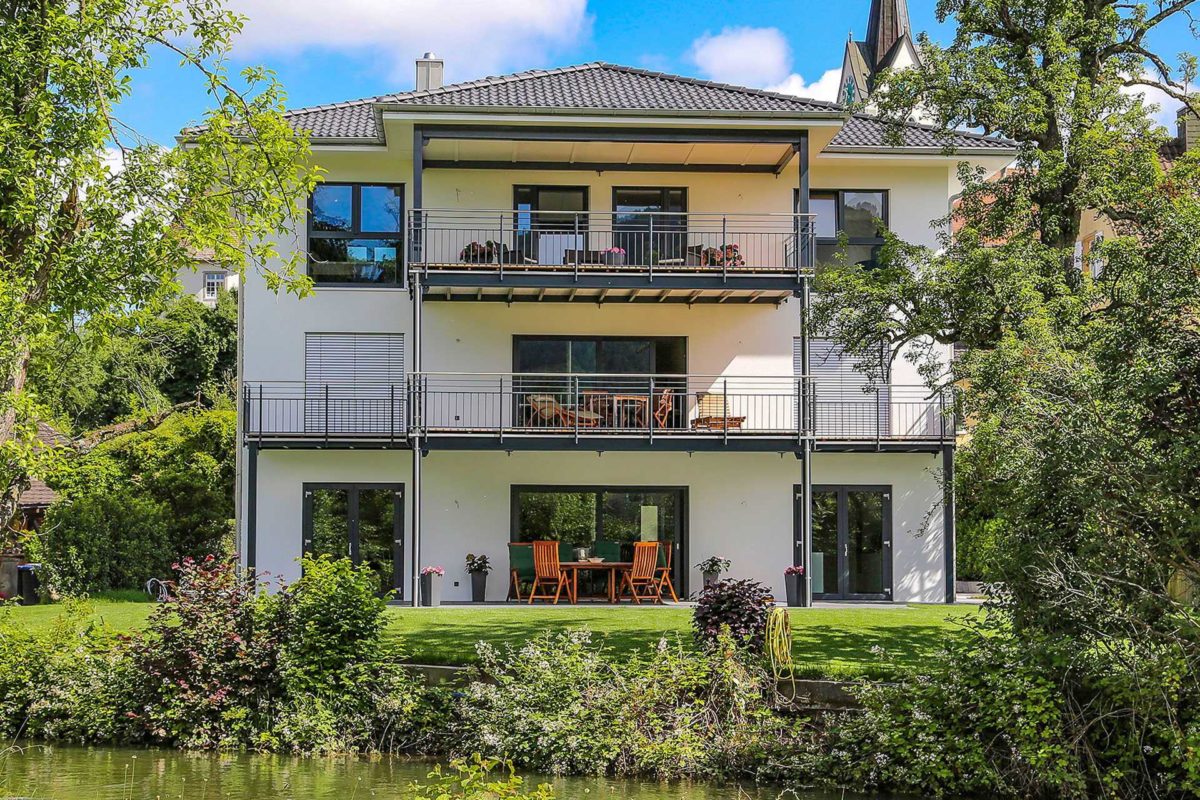 Musterhaus Singen-Bohlingen - Ein haus mit büschen vor einem gebäude - DAS BODENSEEHAUS BSH Holzfertigbau GmbH