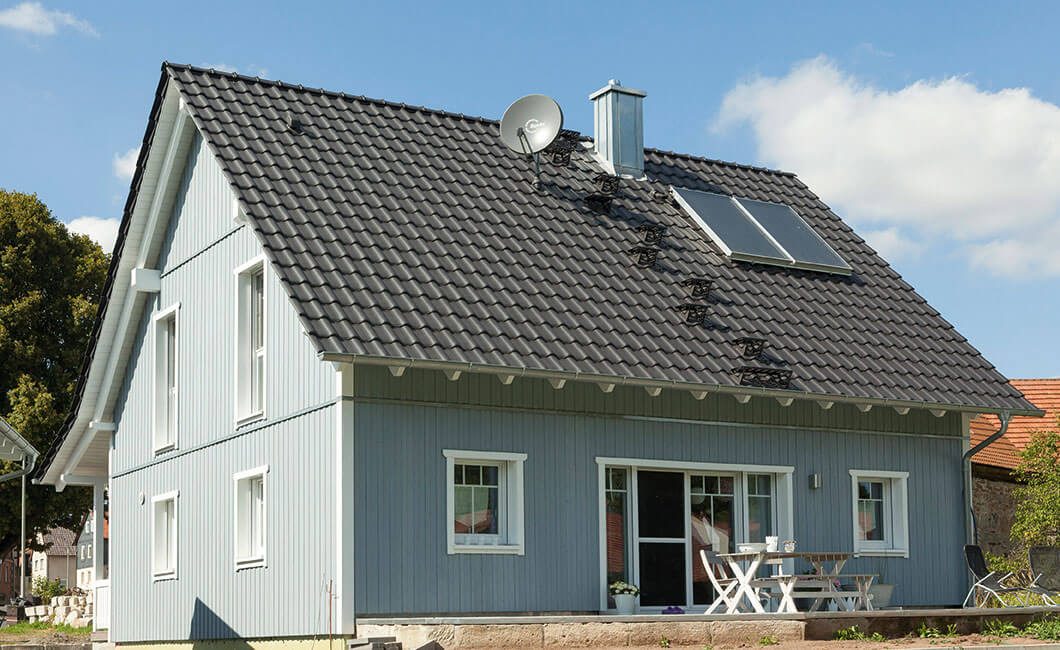 Edition 139 - Ein kleiner Glockenturm vor einem Haus - Haus