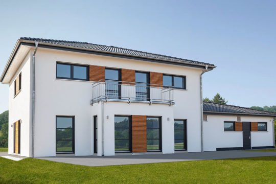 Edition 174 - Ein großes Backsteingebäude mit Gras vor einem Haus - Wolf-Haus GmbH