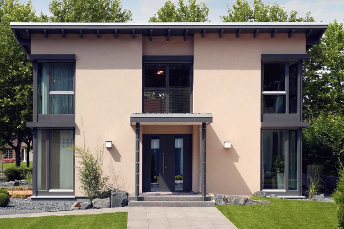 BRAVUR 550 – Musterhaus Bad Vilbel - Eine Person, die vor einem Haus steht - Haus