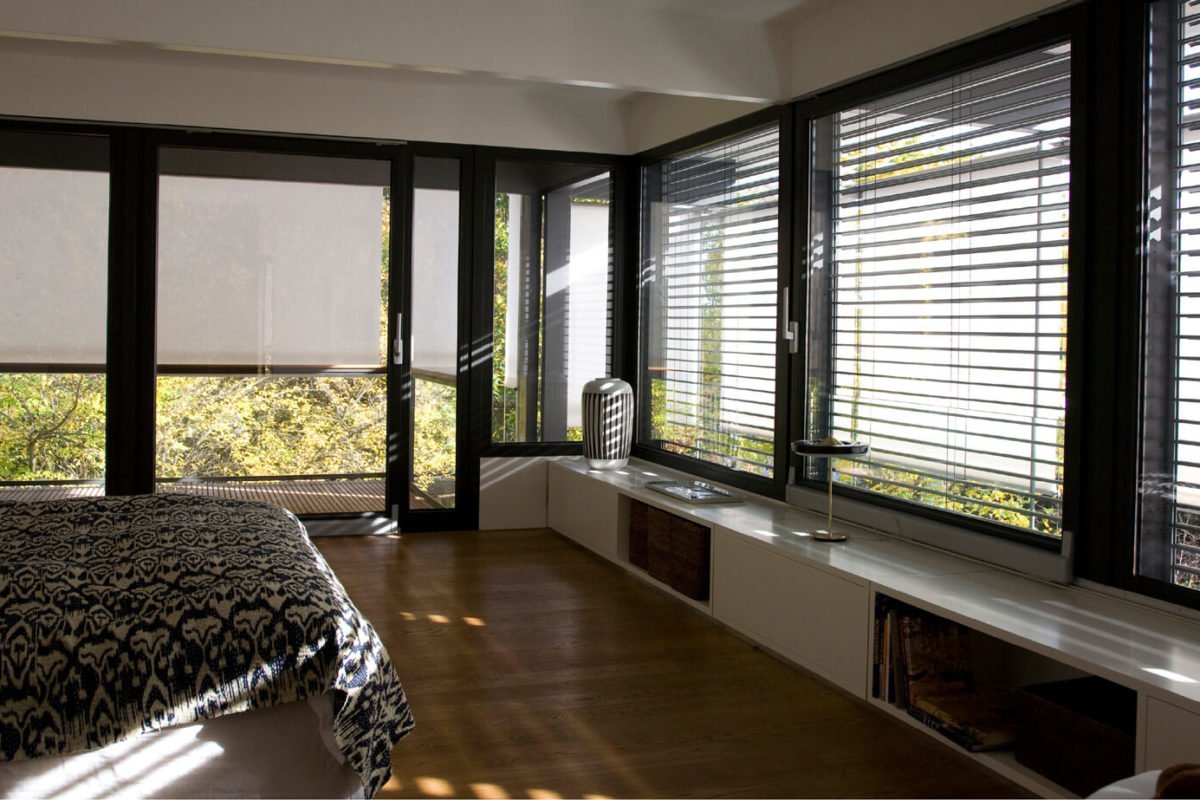 Atelier T 140 - Eine Ansicht eines mit Möbeln gefüllten Wohnzimmers und eines großen Fensters - / m / 083vt