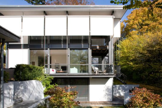 Atelier T 140 - Ein Haus mit Bäumen im Hintergrund - Haus