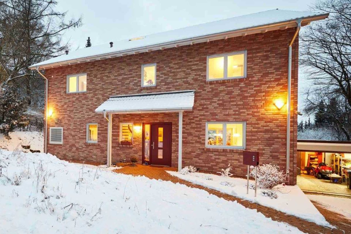 Haus Löwental - Ein Haus mit Schnee bedeckt - Fassade