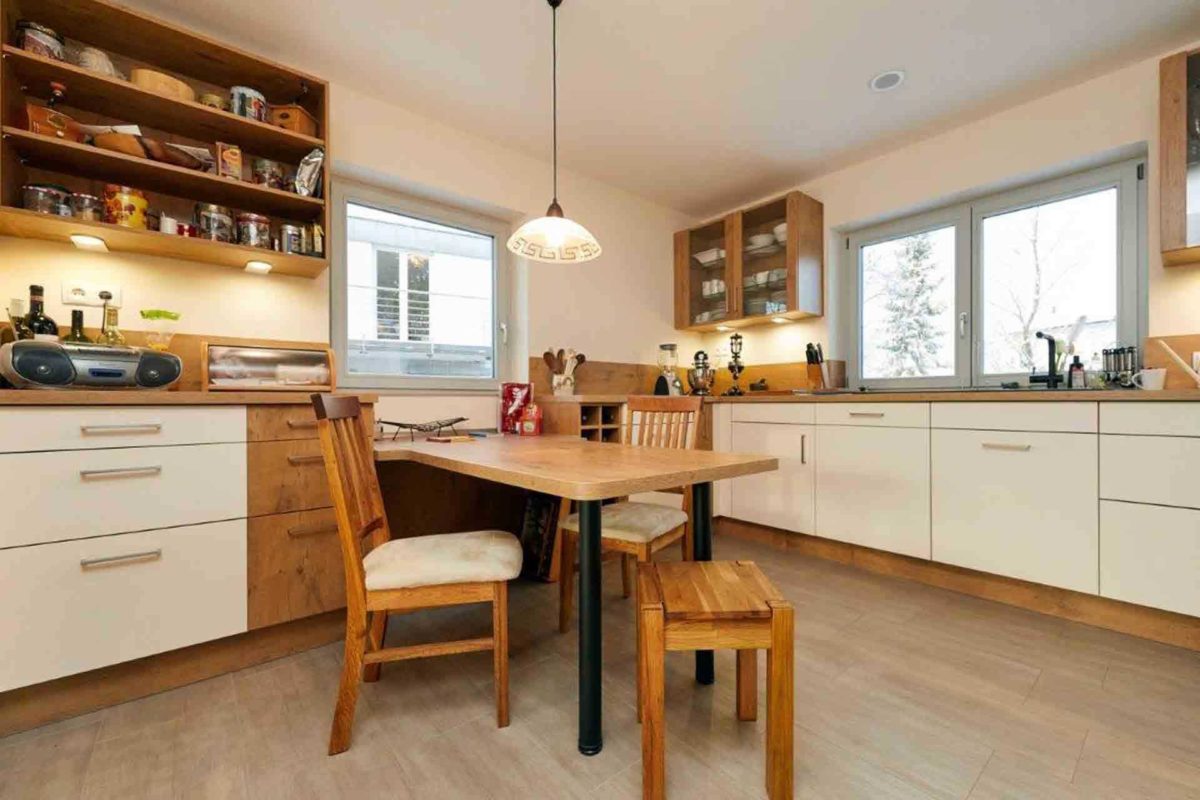 Haus Löwental - Eine Küche mit einem Esstisch - Holzboden
