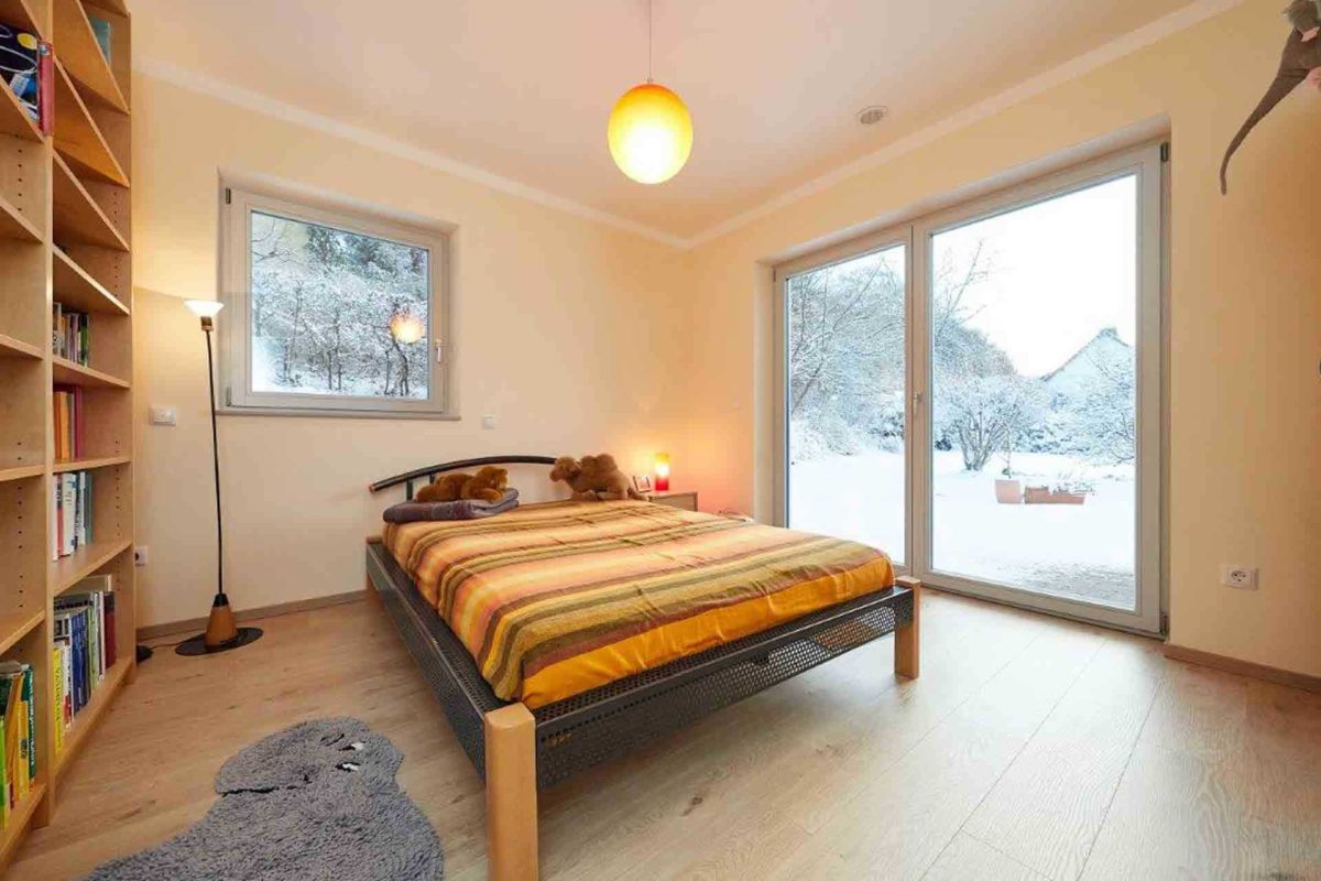 Haus Löwental - Ein Schlafzimmer mit einem Bett und einem Kamin - Haus