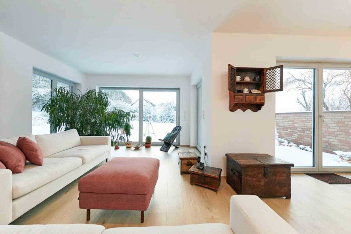 Haus Löwental - Ein Wohnzimmer mit Möbeln und einem großen Fenster - Interior Design Services