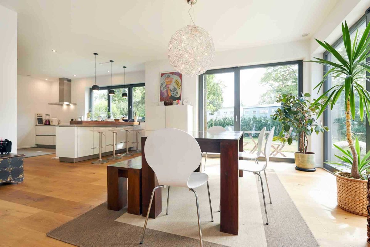 Haus Ponticelli - Ein Wohnzimmer mit Möbeln und Vase auf einem Tisch - Gussek Haus