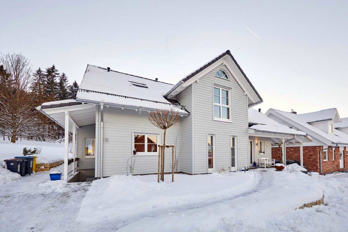 Einfamilienhaus Siebenbrunn - Ein Haus mit Schnee bedeckt - Gussek Haus
