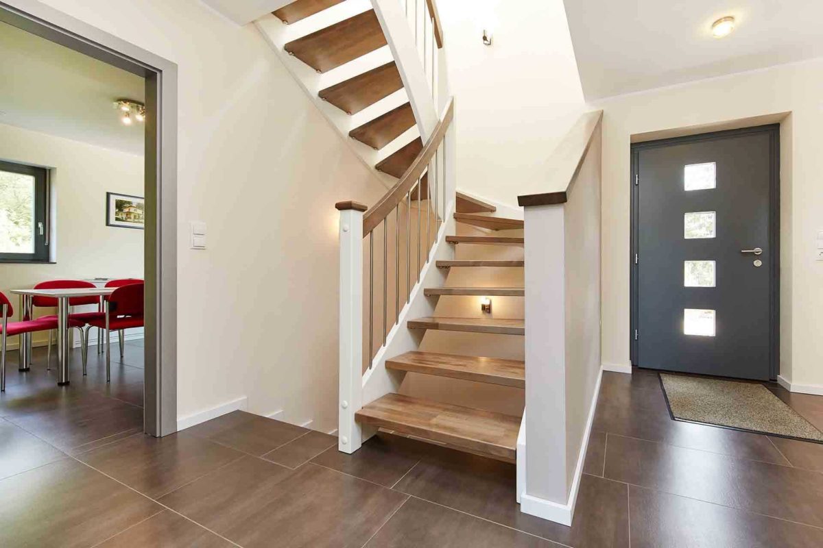 Musterhaus Melanie - Ein großer leerer Raum mit einem Holzboden - Treppe