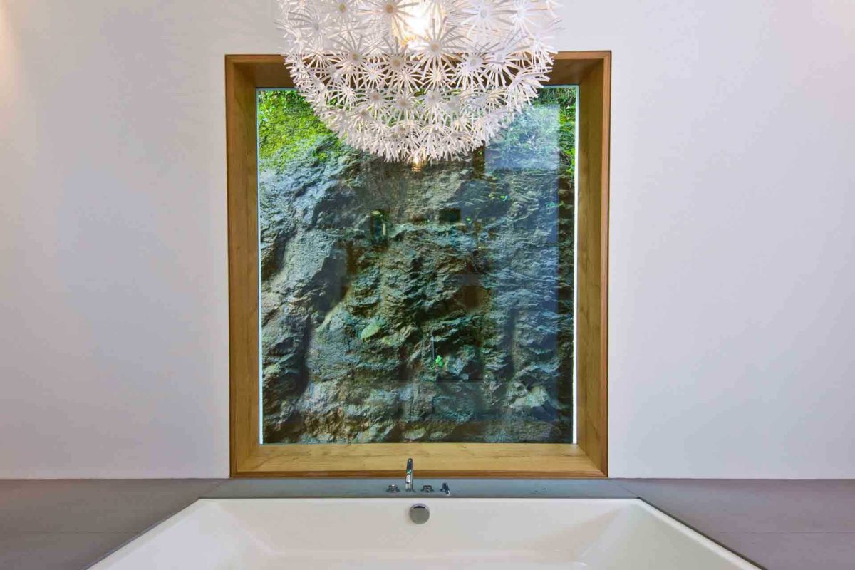 Haus Weitblick - Ein Gemälde einer Vase vor einem Spiegel - Bad
