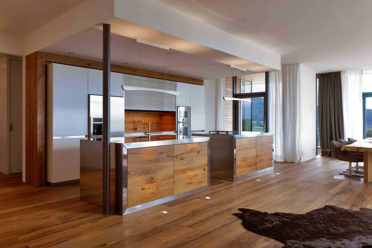 Haus Weitblick - Ein Raum voller Möbel und ein großes Fenster - Küche