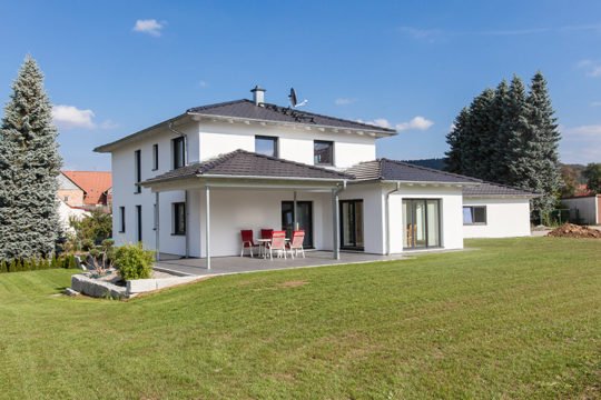 Haus Casa - Eine große Wiese vor einem Haus - Hüftdach