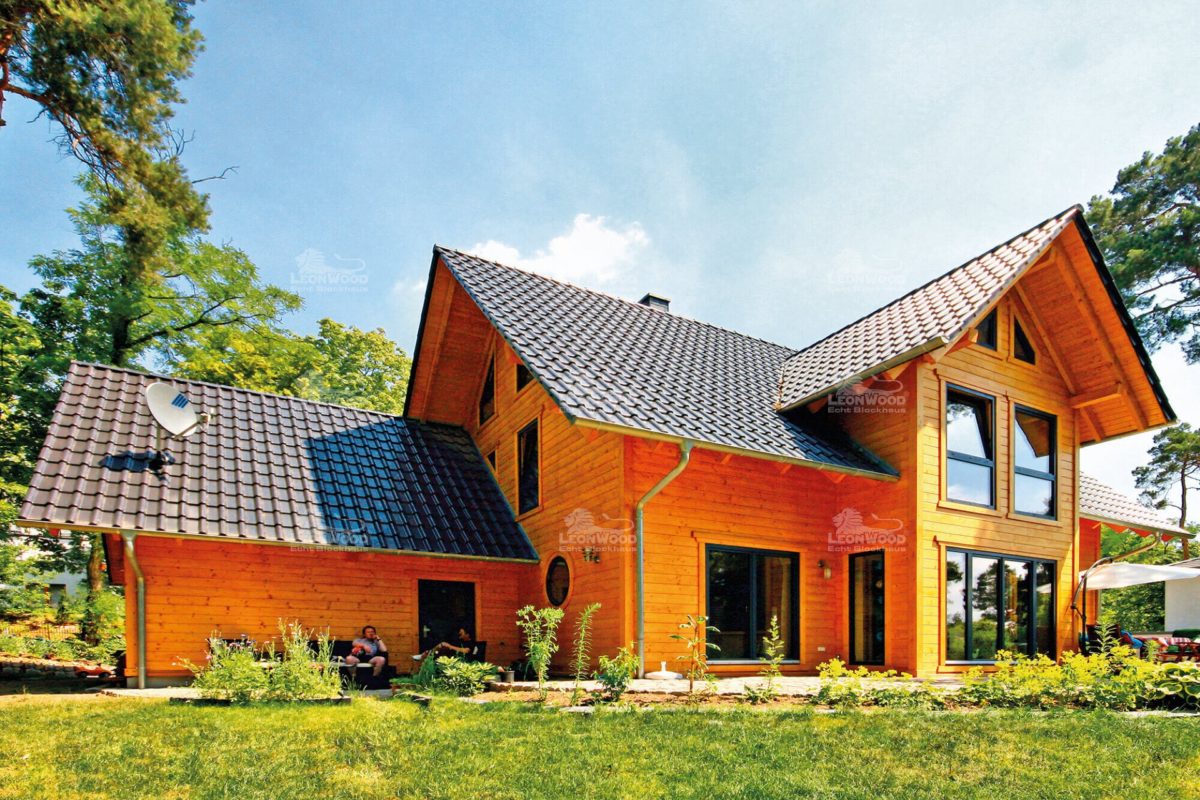 Haus Feodora - Ein großes Backsteingebäude mit Gras vor einem Haus - Die Architektur