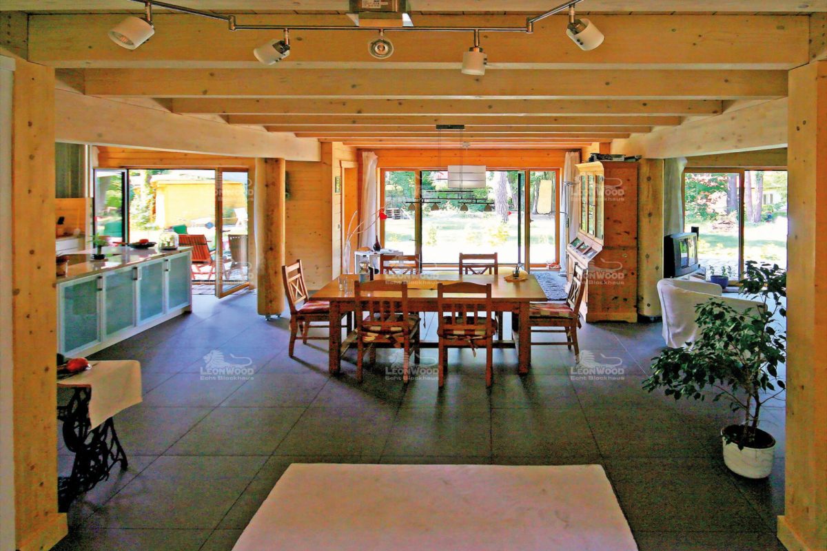 Haus Feodora - Ein Raum voller Möbel und ein großes Fenster - Interior Design Services