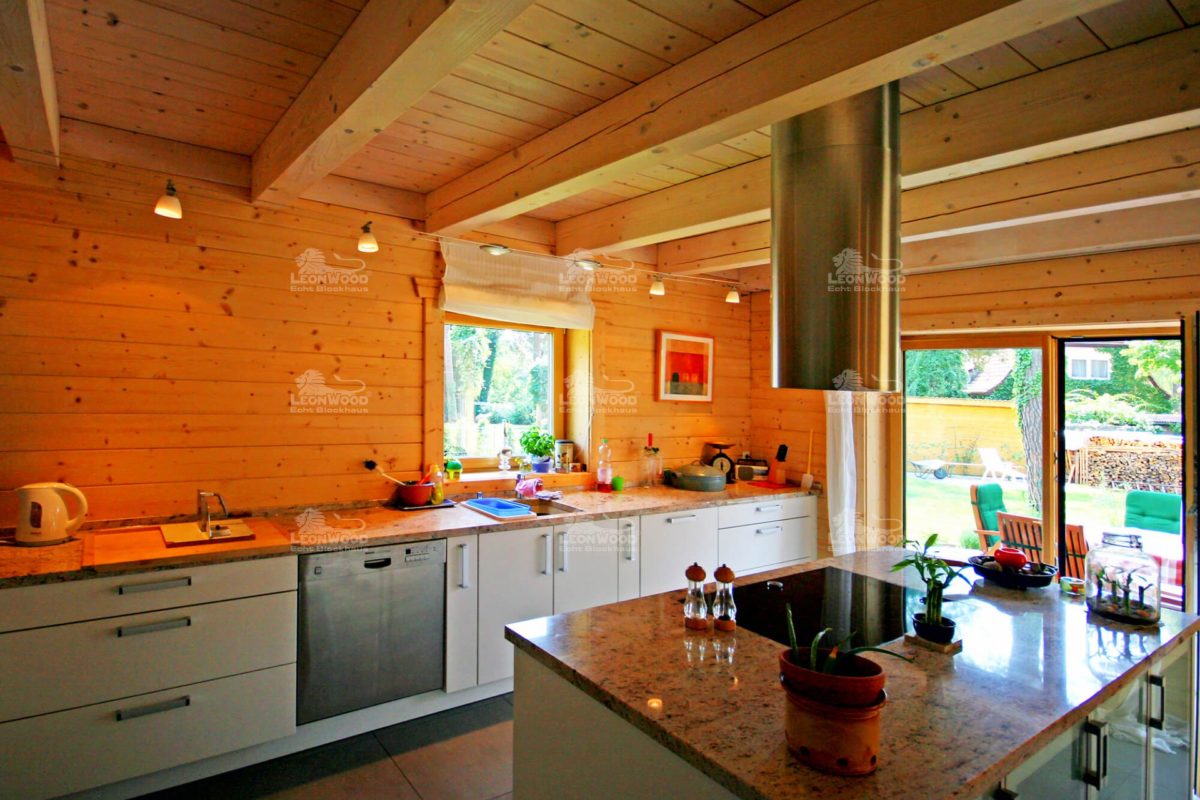Haus Feodora - Eine Küche mit einem großen Fenster - Holzhaus
