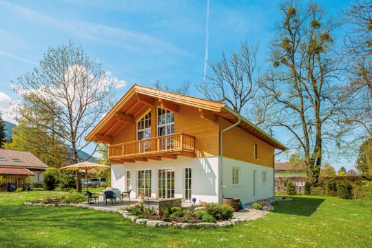 Haus Ahornsee - Eine große Wiese vor einem Haus - Holzhaus