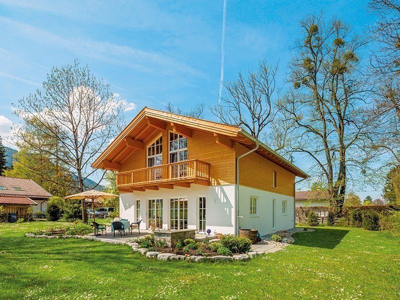 Haus Ahornsee - Eine große Wiese vor einem Haus - Holzhaus