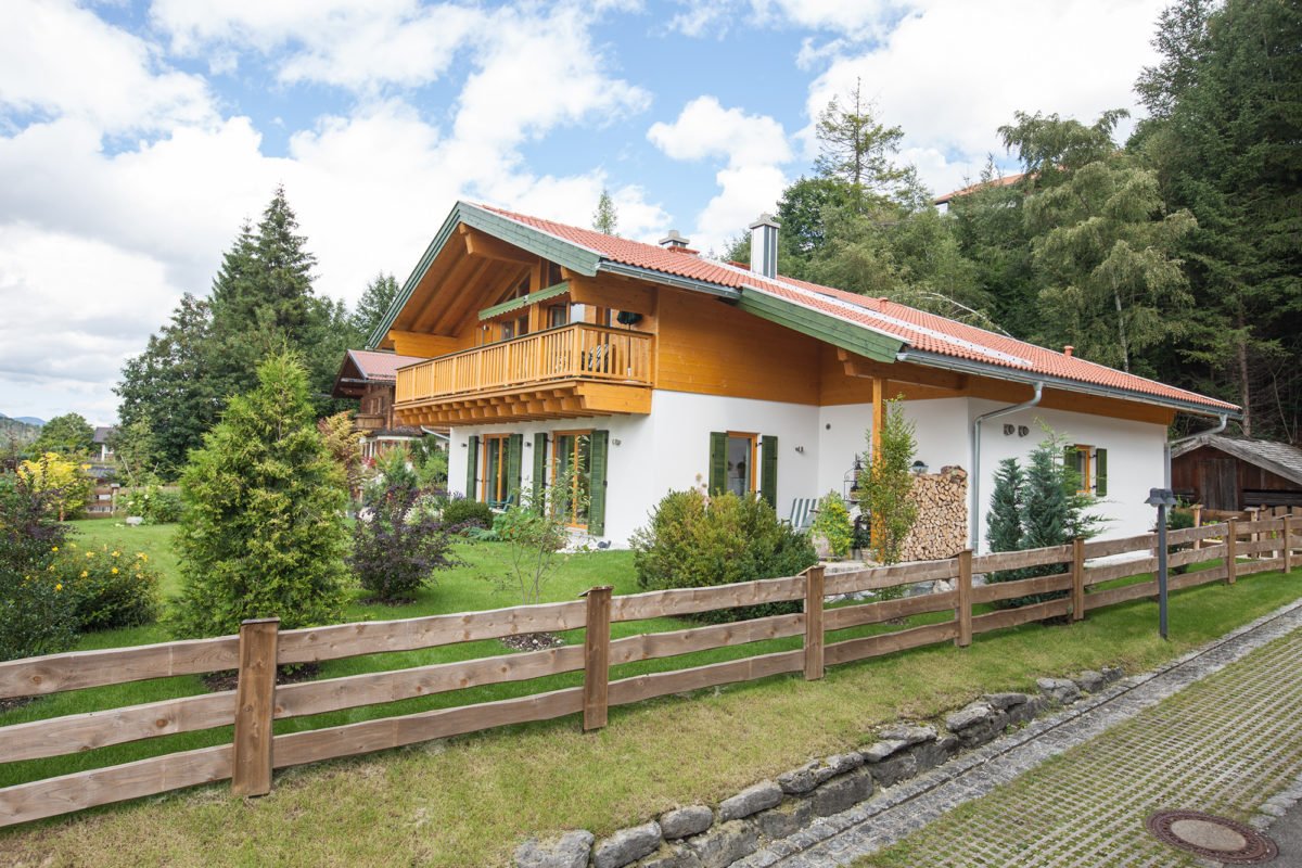 Haus Hopfensee - Ein Haus mit einem Holzzaun - Baum