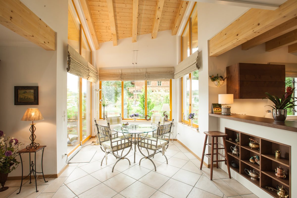 Haus Hopfensee - Ein Raum mit Möbeln und einem Kamin - Holzhaus