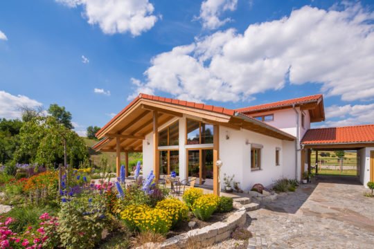 Haus Kiefersee - Ein haus mit büschen vor einem gebäude - Haus