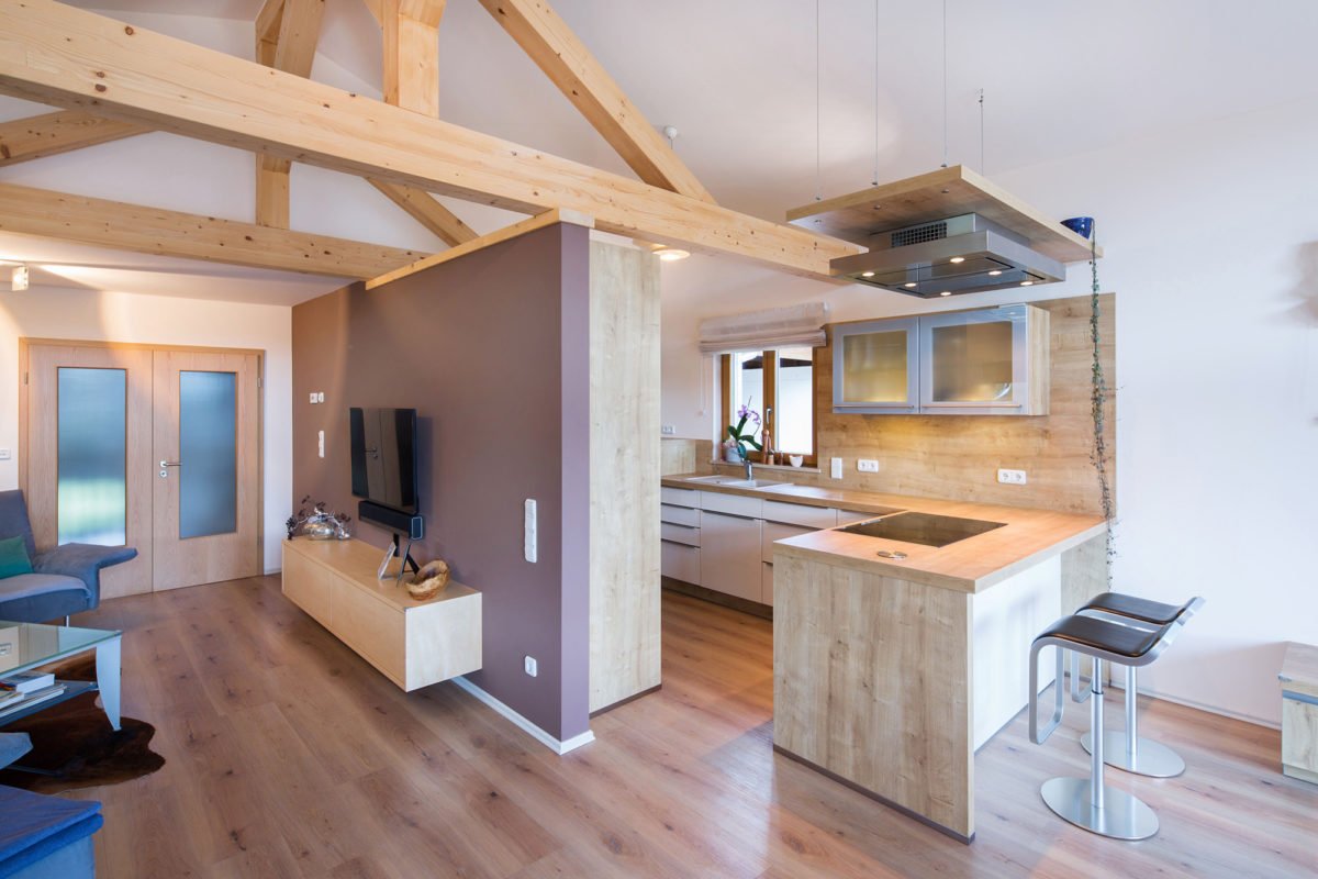 Haus Kiefersee - Eine Küche mit einem Herd in einem Gebäude - Holzhaus
