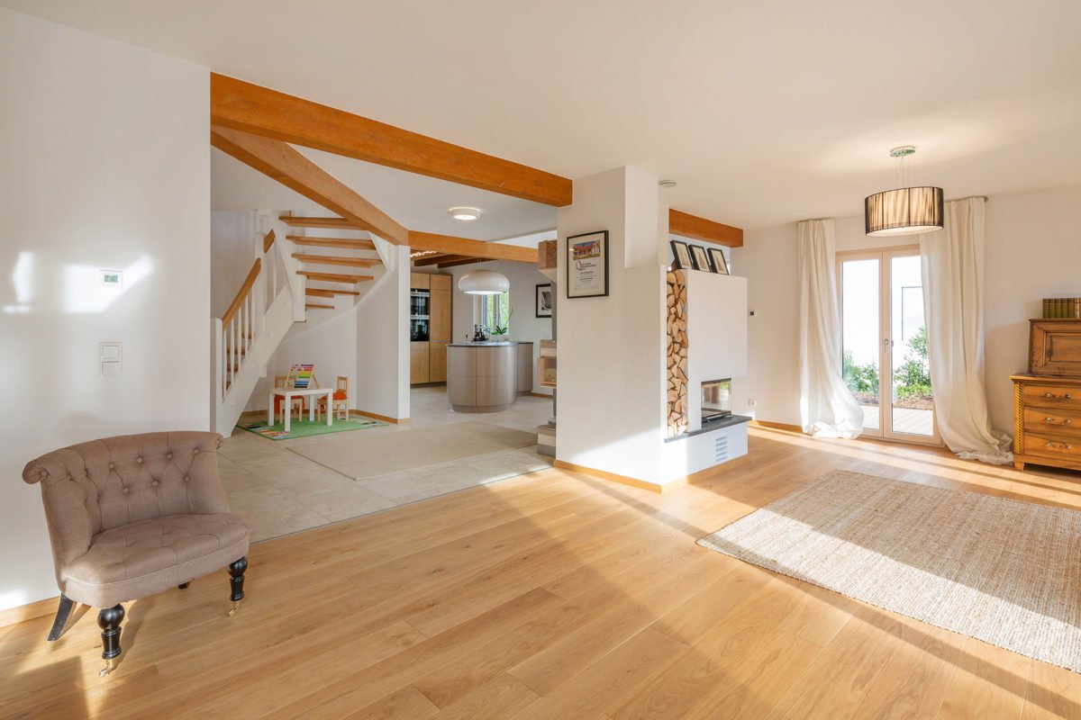 Musterhaus Tegernsee - Eine Ansicht eines Wohnzimmers - Isartaler Holzhaus Musterhaus Poing