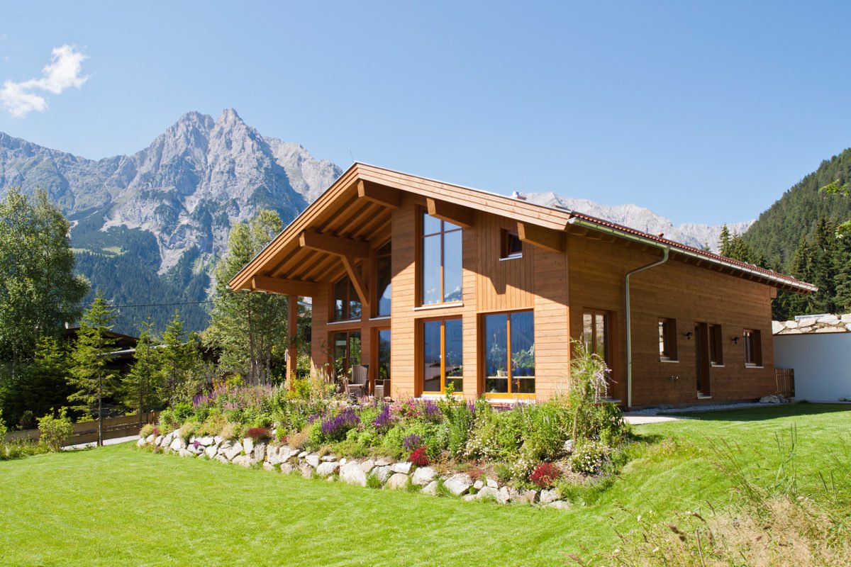 Haus Achensee - Ein großes Gebäude mit einem Berg im Hintergrund - Holzhaus