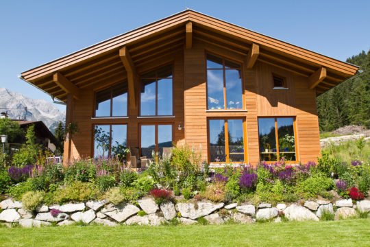 Haus Achensee - Ein Garten vor einem Gebäude - Holzhaus