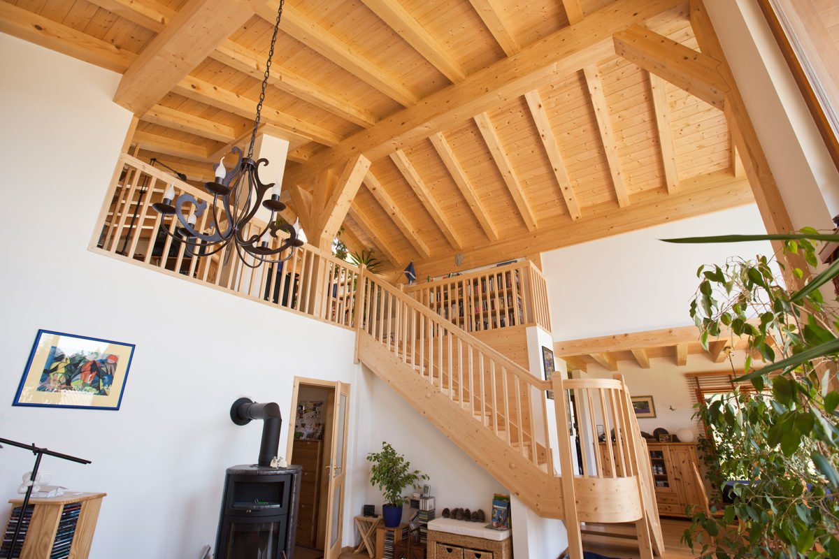 Haus Achensee - Ein Raum mit Möbeln und einem Kamin - Holzhaus