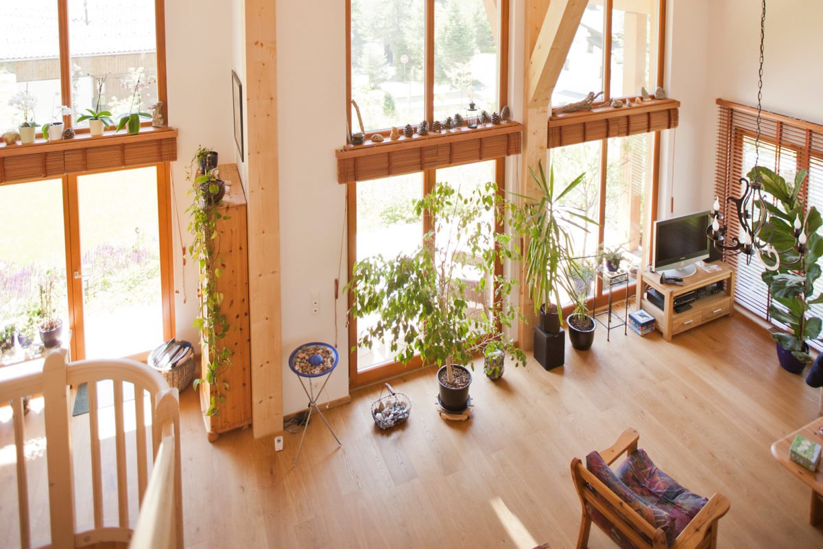 Haus Achensee - Ein Wohnzimmer mit Möbeln und einem Fenster - Holzhaus
