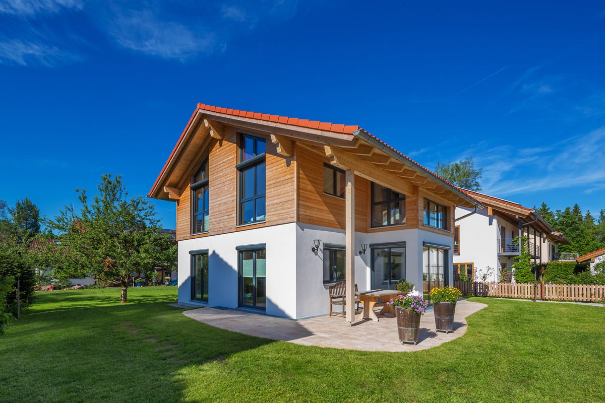 Haus Auensee - Eine große Wiese vor einem Haus - Holzhaus