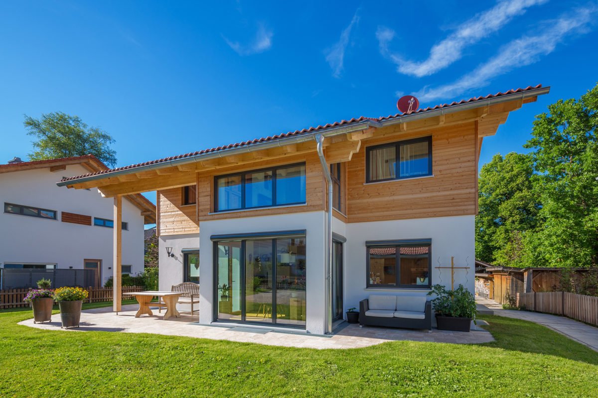 Haus Auensee - Ein großes Backsteingebäude mit Gras vor einem Haus - Holzhaus