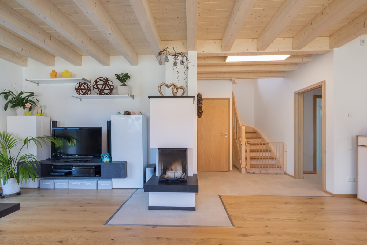 Haus Auensee - Ein Wohnzimmer mit Möbeln und einem Kamin - Holzhaus