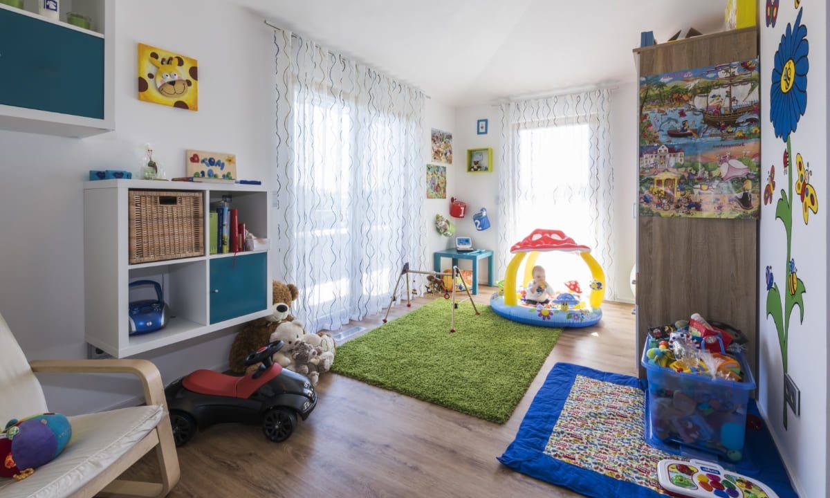 Individuelles Architektenhaus - Ein weißer Kühlschrank mit Gefrierfach sitzt in einem Schlafzimmer - Interior Design Services