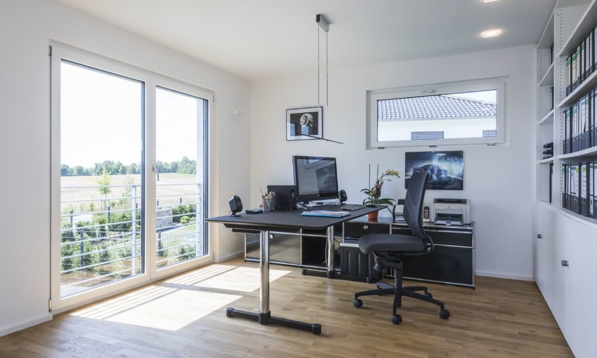 Haus-Empfingen - Ein Wohnzimmer mit Möbeln und einem großen Fenster - Büro