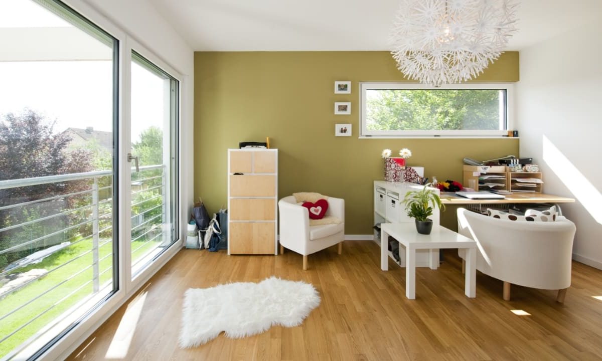 Kundenhaus in Unterfranken - Ein Wohnzimmer mit Möbeln und einem großen Fenster - Interior Design Services