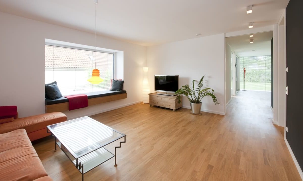 Kundenhaus in Unterfranken - Ein Wohnzimmer voller Möbel auf einem harten Holzboden - Interior Design Services