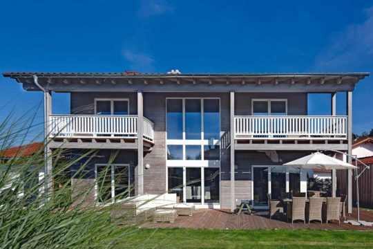 Oberbayern - Ein Haus, das an der Seite eines Gebäudes geparkt ist - Holzhaus