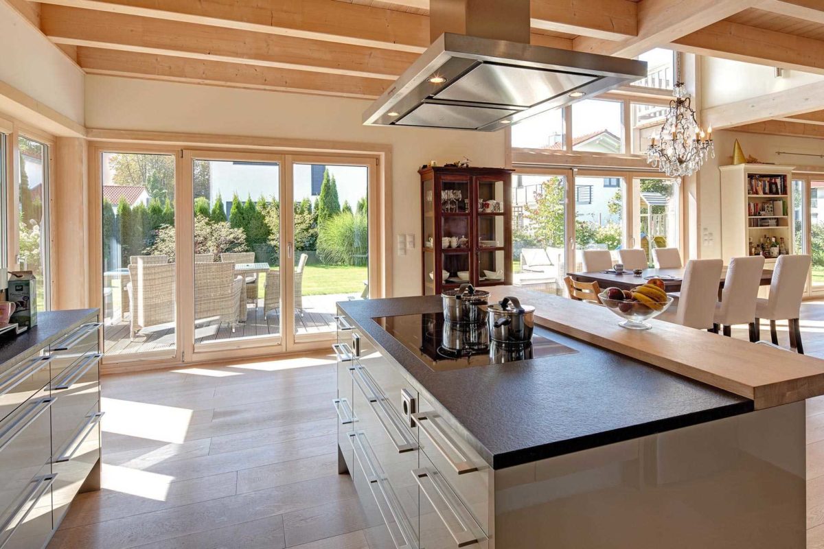 Oberbayern - Eine Küche mit einem großen Fenster - Holzhaus